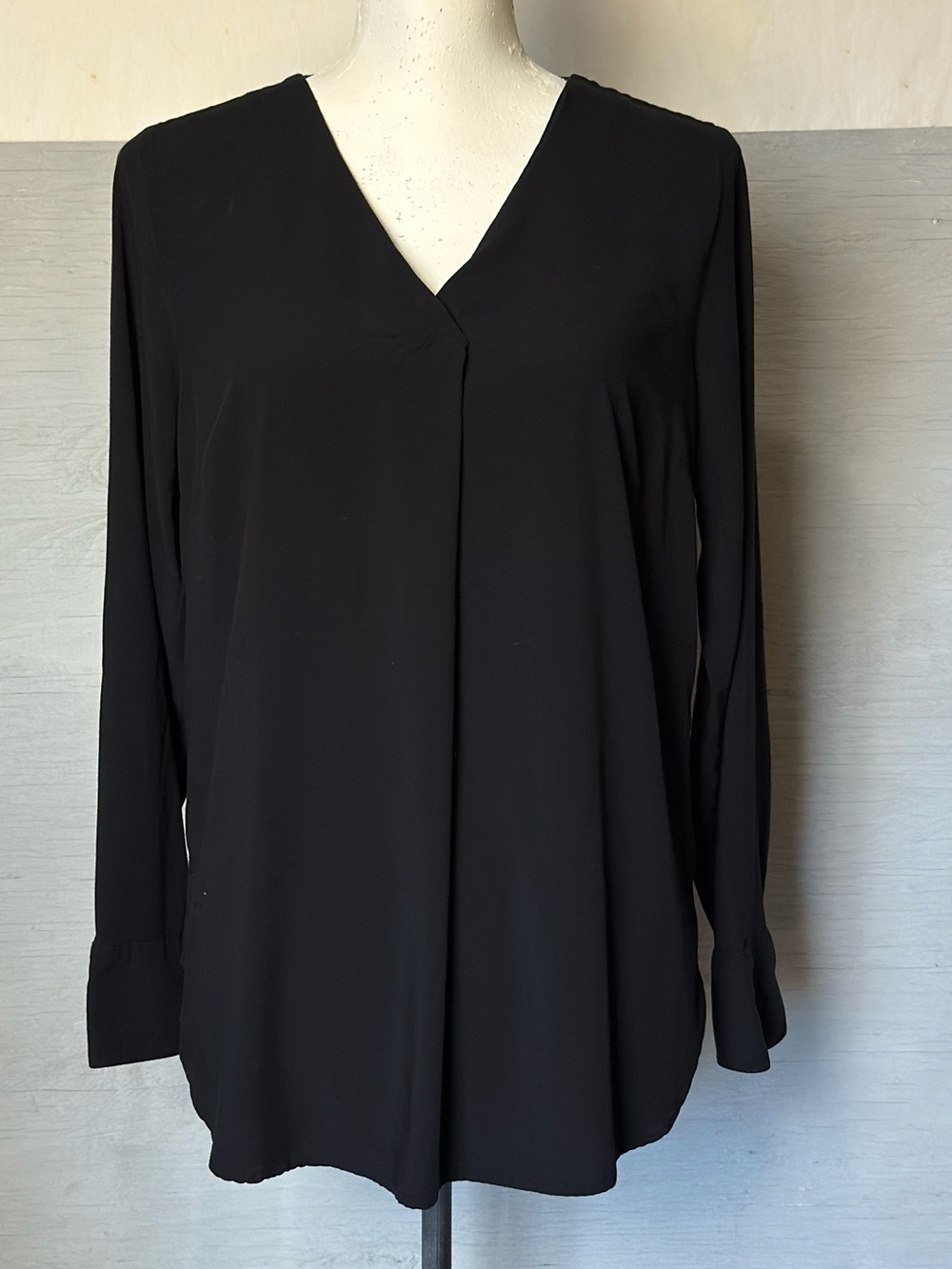Old Navy black v-neck long-sleeve blouse Women’s size medium | h